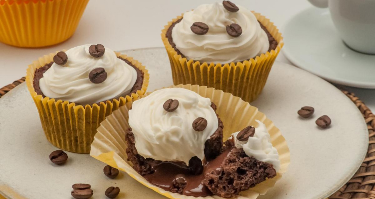 Imagem de cupcakes com grãos de café e chantilly